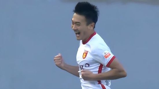 陆昊天一拳打死叶家护院总管，表情依旧轻松无比，从口袋里掏出一块手帕、轻轻擦了擦自己的手背，环视一周，冷声道：还有谁不服气的，尽管站出来。